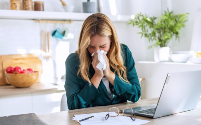 Mujer estornudando a pesar de no estar resfriada