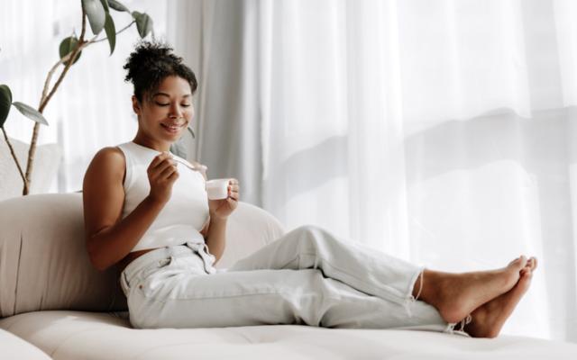 Mujer comiendo uno de los alimentos funcionales.