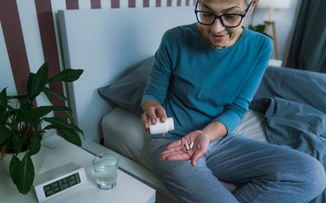 Mujer viendo los efectos de la melatonina y el alcohol.