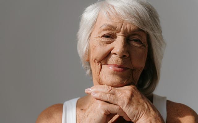 Imagen de los efectos del tabaco en la piel de una mujer mayor. 