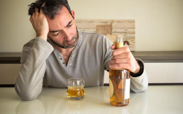 Hombre preocupado porque el alcohol le engorda.