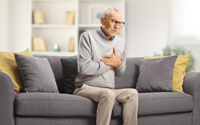 Imagen de anciano preguntándose si se puede recuperar un corazón débil.