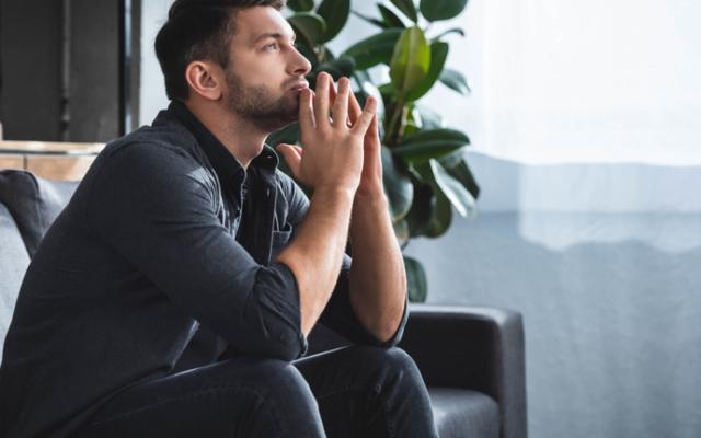 hombre con ansiedad 