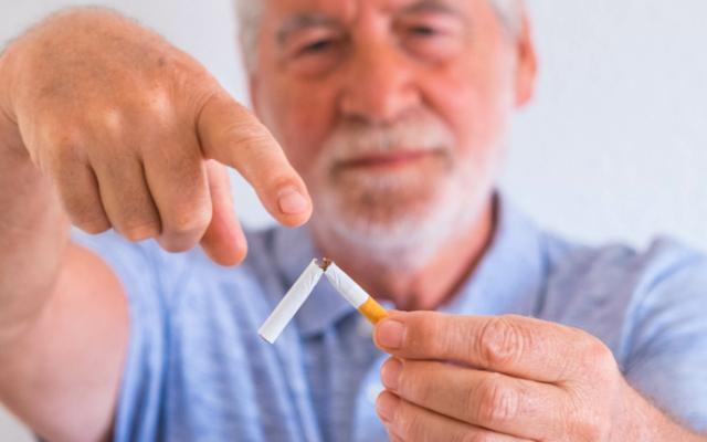 hombre señala consecuencias de fumar