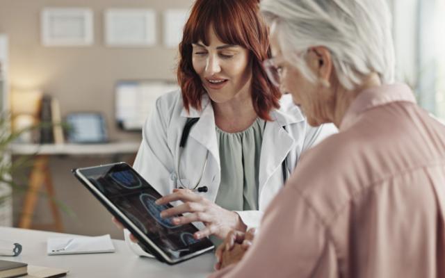 Médico explica prueba de detección del alzheimer