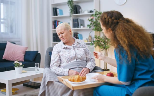Mujer mayor con hiporexia