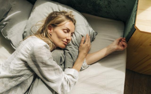 Persona toma siesta durante el día