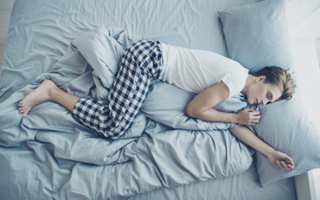 Hombre duerme en posición fetal