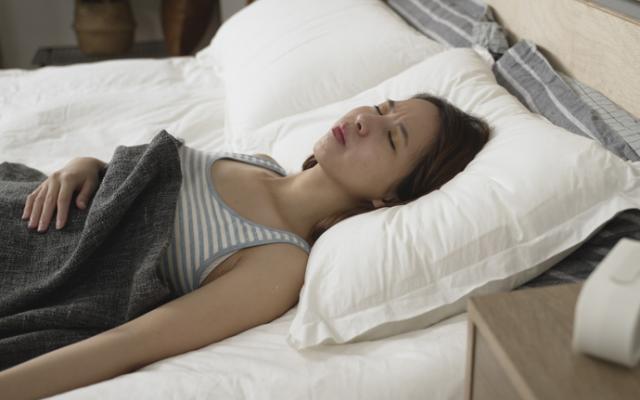 Mujer durmiendo después de haber bebido alcohol