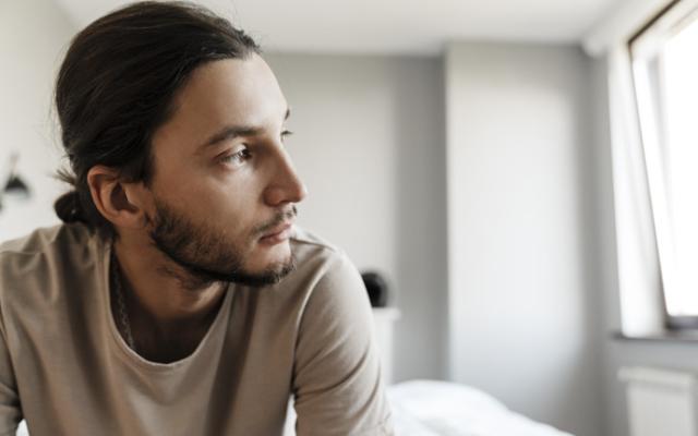 Hombre con depresión somatizada