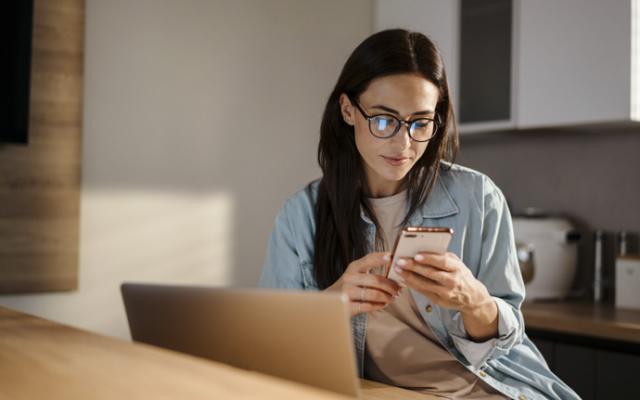 Agente de seguros usando redes sociales