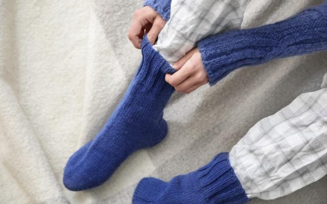 Mujer con frío en los pies