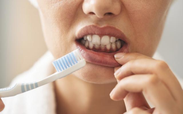 Mujer con sabor a sangre en la boca