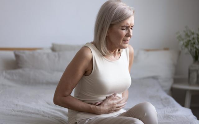 Mujer con gastritis