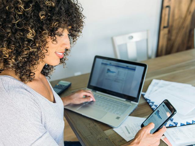 Mujer frente a computadora revisando sus finanzas