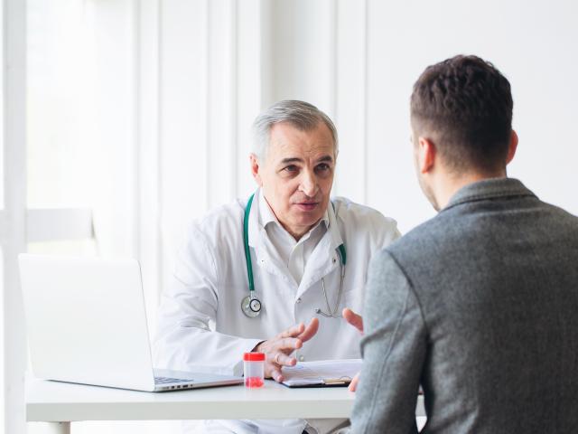 doctor-hablando-con-paciente