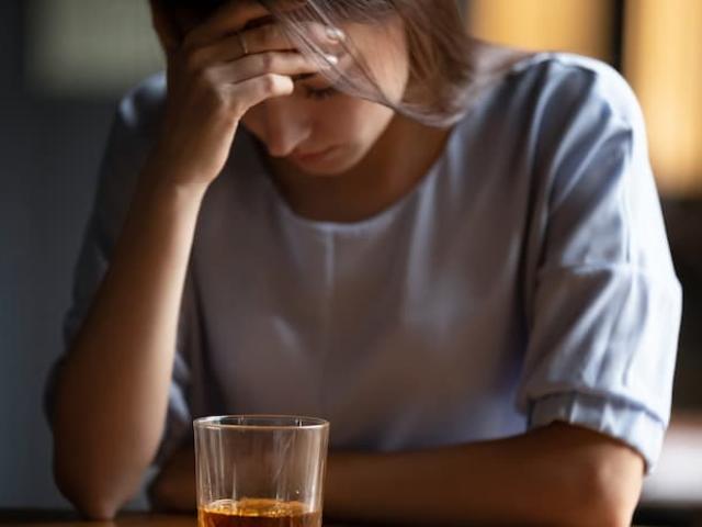 mujer con problemas de alcoholismo