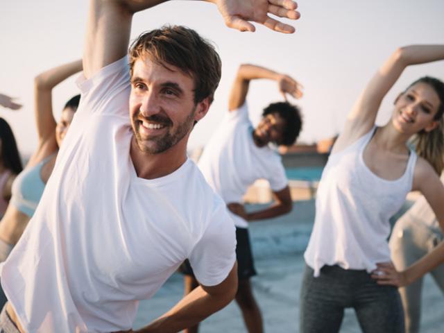 Grupo de personas reforzando su sistema inmunológico con ejercicio.