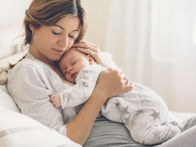 mujer aprendiendo qué significa ser madre