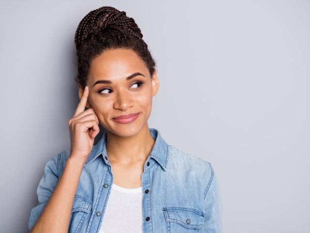 Mujer practicando con su memoria episódica.