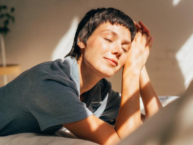 Mujer descubriendo para qué sirve la serotonina.