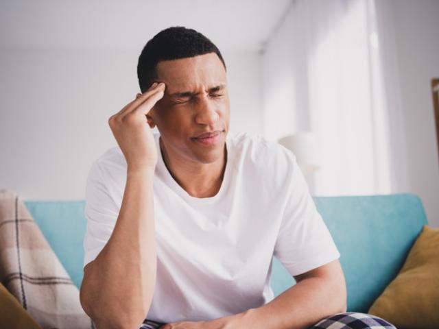 hombre sufriendo vision doble por estres