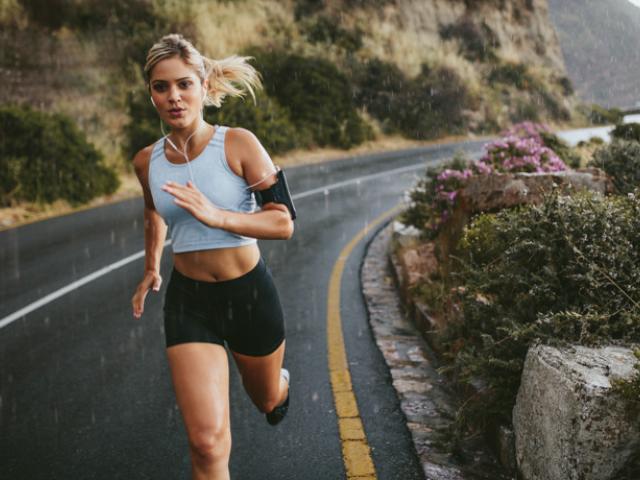 Mujer mostrando cómo correr todos los días.