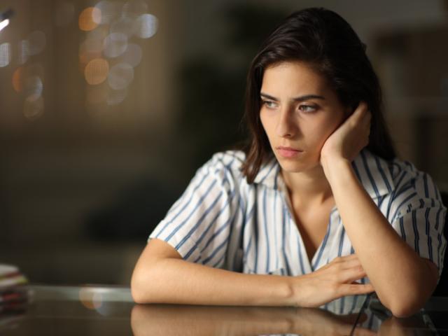 Mujer pensando en cómo mejorar la autoestima.