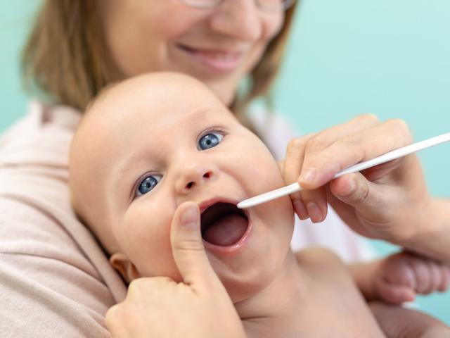 Imagen de un bebé con dolor de garganta.