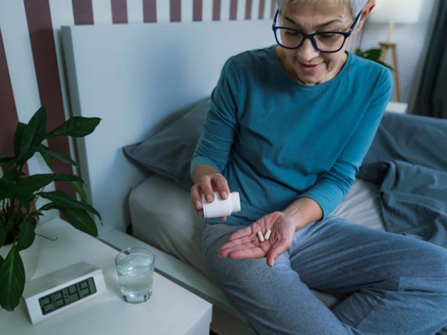 Mujer viendo los efectos de la melatonina y el alcohol.
