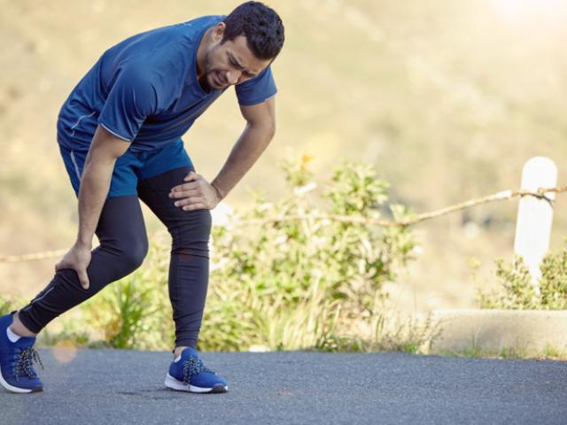 Imagen de hombre al que se le ha subido el gemelo.