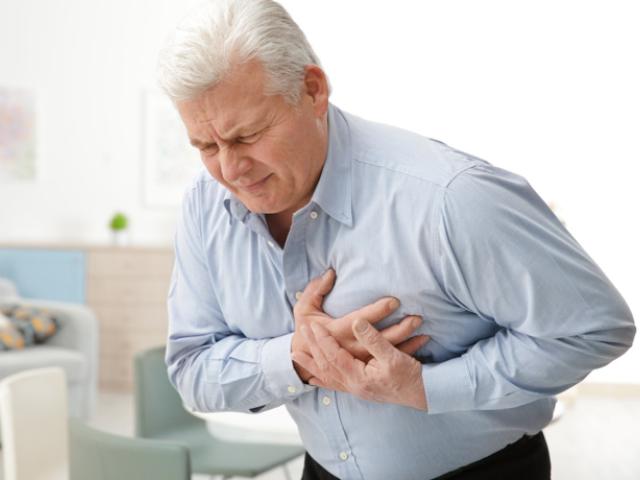 Hombre sufriendo una de las 10 señales de que su corazón no está bien.