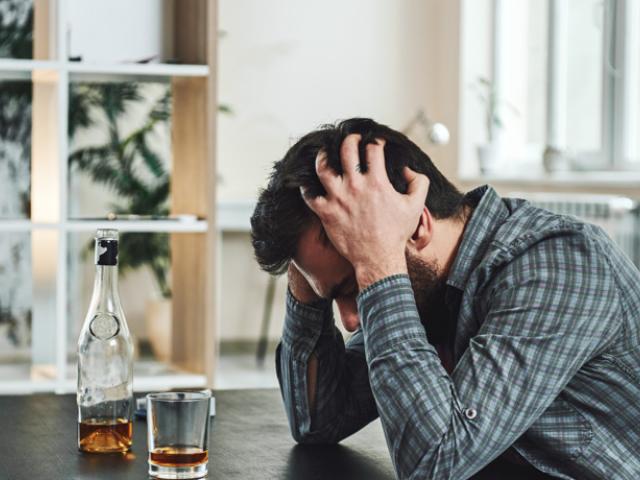 hombre con problemas de alcoholismo 