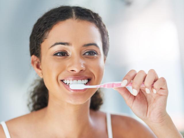 Ejemplo de cómo blanquear dientes en casa.