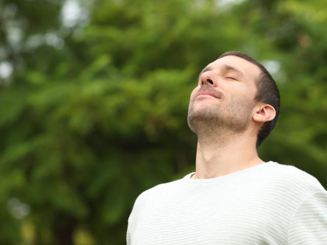 hombre saludable haciendo ejercicio