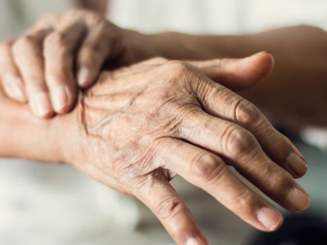 Mujer con síntomas de Parkinson