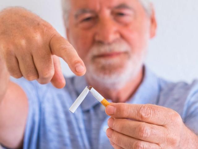 hombre señala consecuencias de fumar