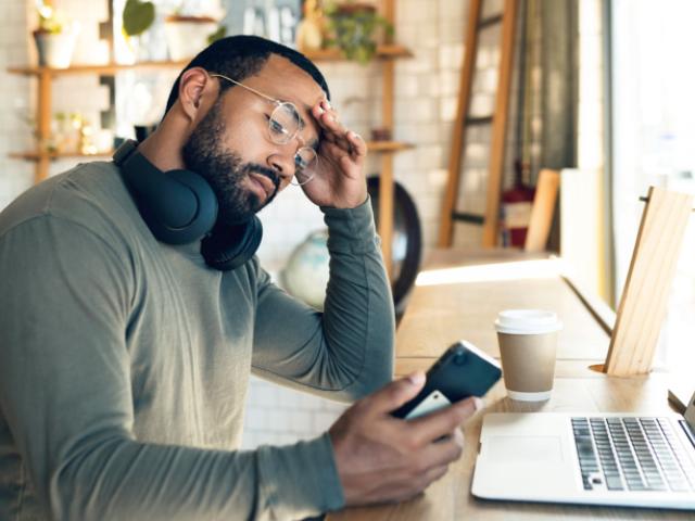 hombre investiga si un disgusto puede producir cáncer