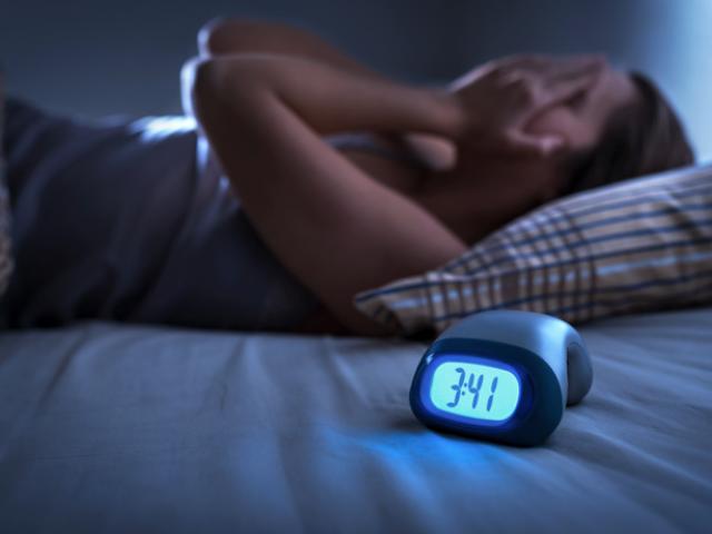 Mujer con insomnio no puede dormir