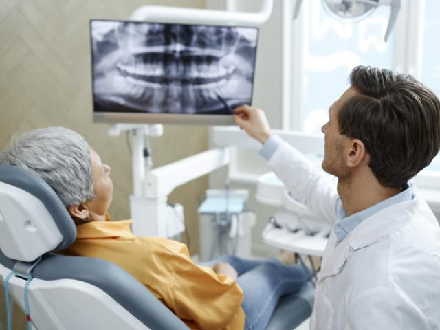 Dentista habla sobre bacterias en la boca