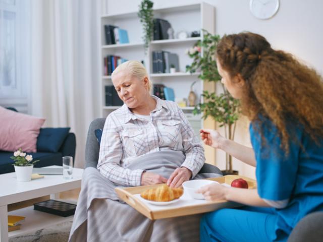 Mujer mayor con hiporexia