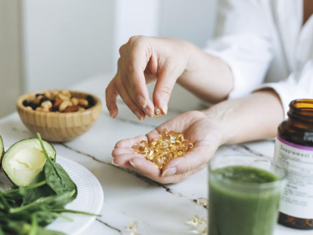 Mujer consume suplementos de vitamina D