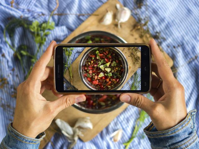 Persona con ortorexia fotografía sus alimentos