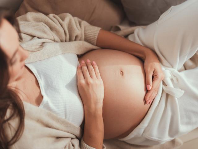 Mujer embarazada después de comer