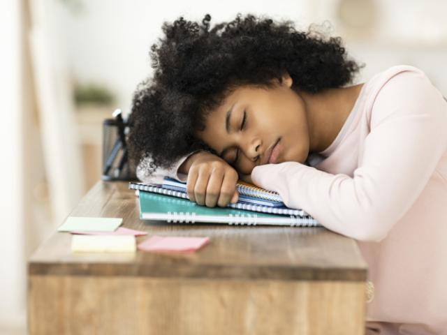 Adolescente se duerme en clases