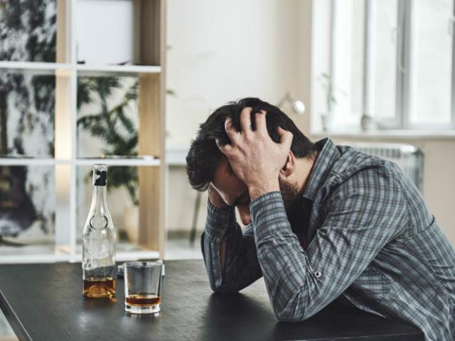 Hombre con problemas de alcoholismo