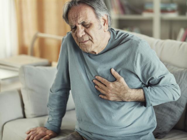 Adulto mayor sufre un infarto