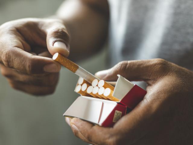 Persona consumiendo tabaco