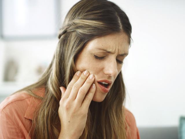 Mujer siente dolor por absceso o flemón
