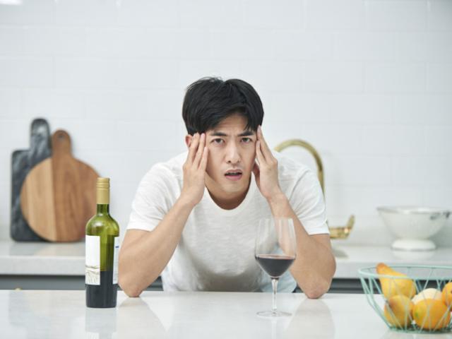 Hombre con problemas de memoria por consumo de alcohol